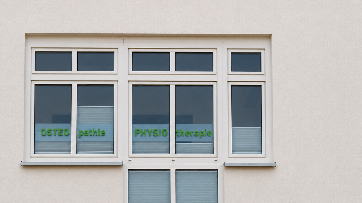 Fenster der Praxis von aussen, mit der Beschriftung Osteopathie und Physiotherapie